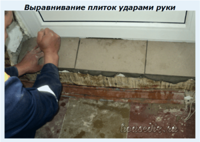 Выравнивание плиток ударами руки