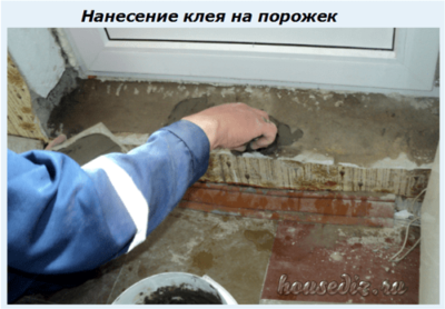 Нанесение клея на порожек