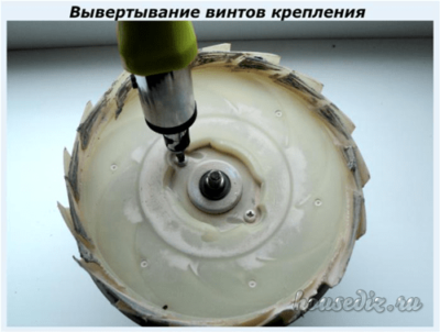 Вывертывание винтов крепления Вывертывание винтов крепления