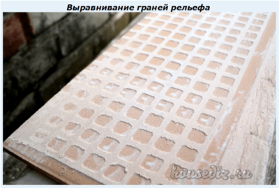Обработка плитки на двух кирпичах Выравнивание граней рельефа
